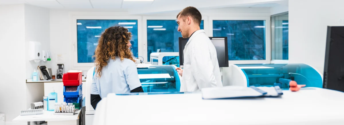 medical staff discussing blood analysis in modern 2025 03 08 01 32 02 utc Yeni Nesil Tıbbi Laboratuvar Kurulumunda Dikkat Edilmesi Gerekenler