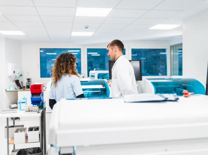 medical staff discussing blood analysis in modern 2025 03 08 01 32 02 utc Yeni Nesil Tıbbi Laboratuvar Kurulumunda Dikkat Edilmesi Gerekenler